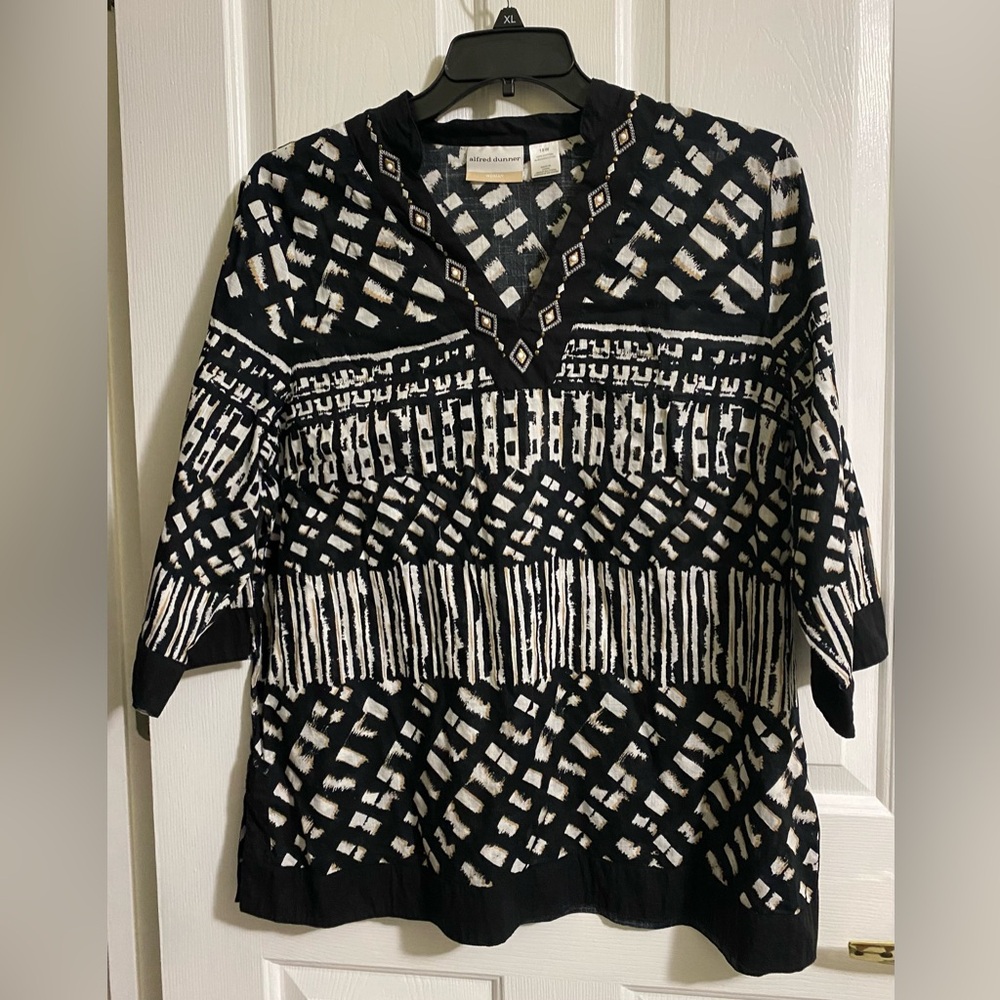 ALFRED DUNNER.....WOMENS  Black and White Geometric Top